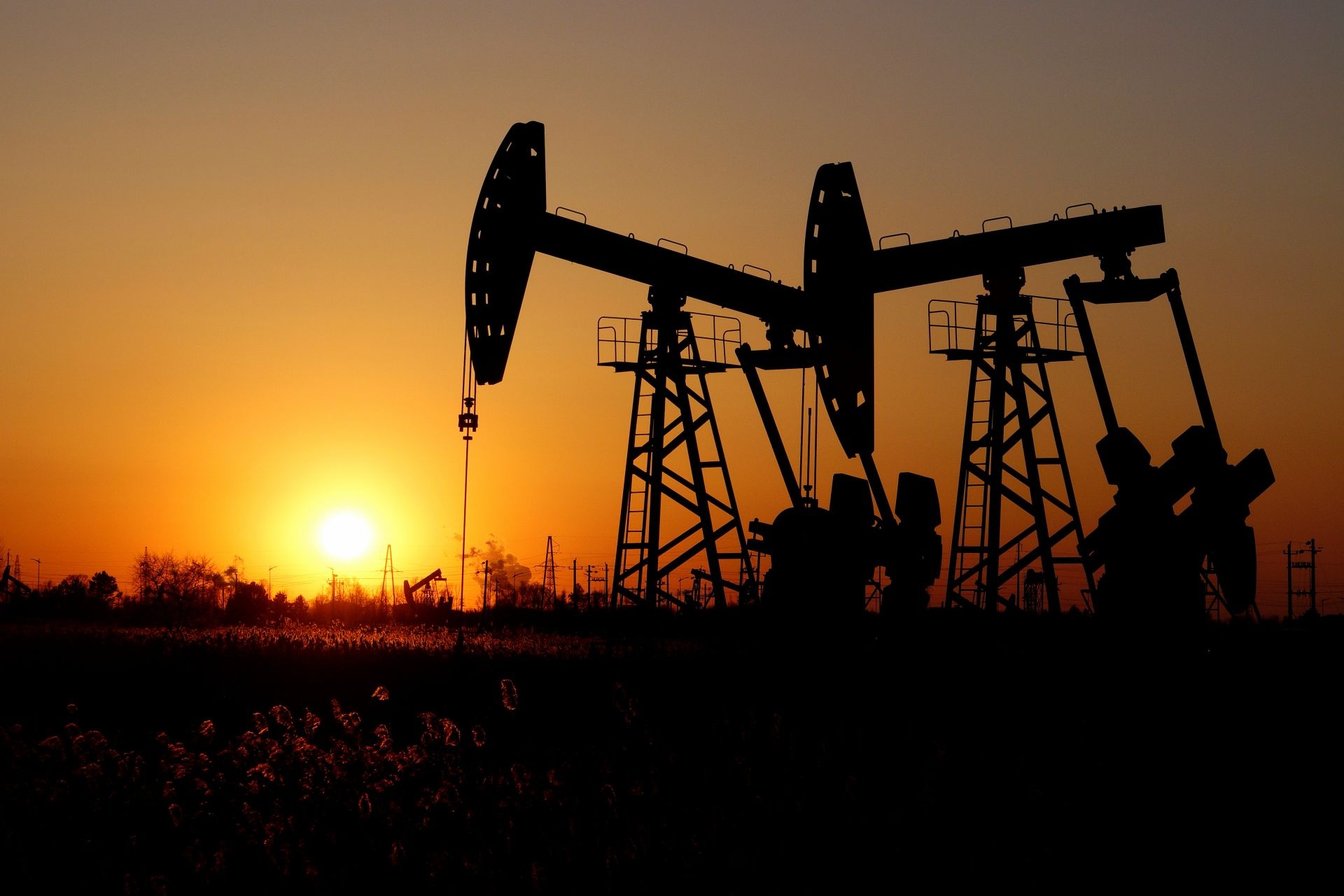 Giá dầu thế giới biến động liên tục
