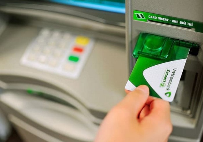 Đưa thẻ ATM vào khe nhận thẻ của máy ATM