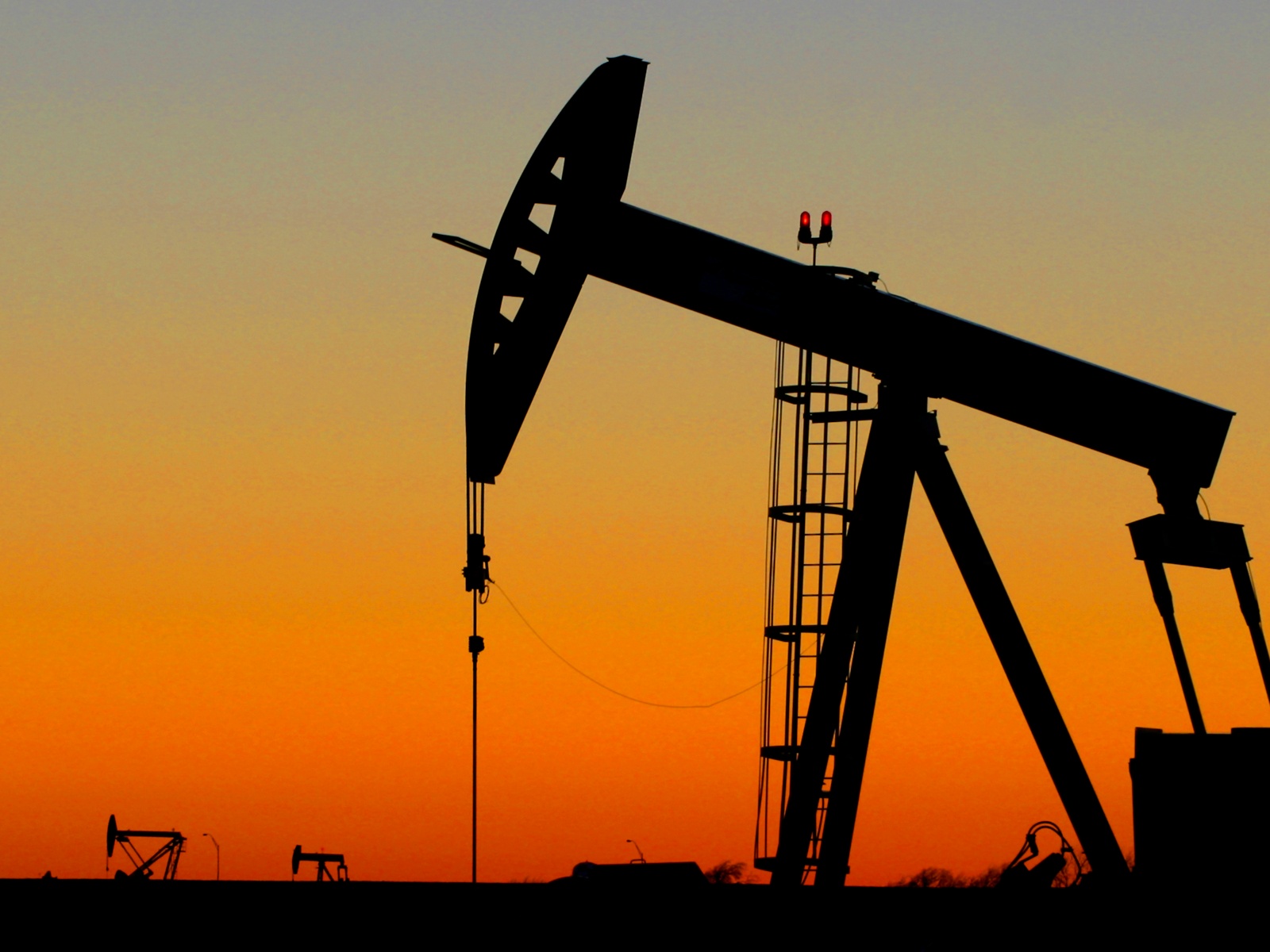 Giá dầu tăng khi OPEC+ cam kết cắt giảm sản lượng